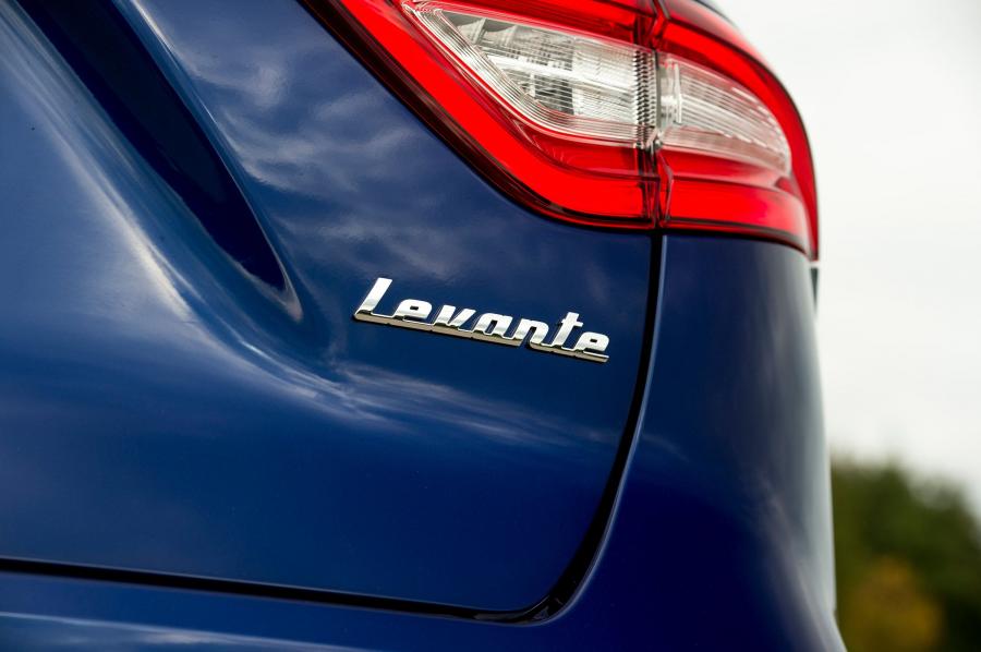 Логотип Maserati Levante 2016 года  (UK) (фото 19 из 32)